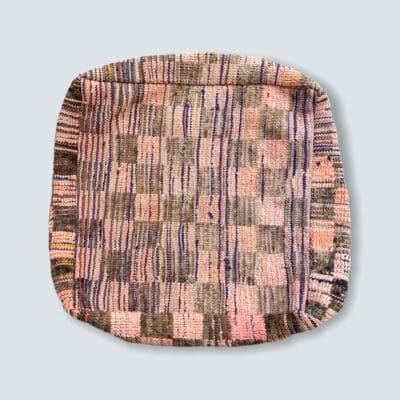 Firkantet marokkansk håndsyet gulvpude i uld med skakmønster