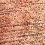 Firkantet marokkansk håndsyet gulvpude i uld med lyse rosa nuancer