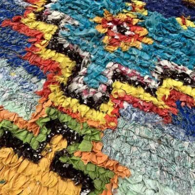 Marokkansk håndvævet Boucherouite tæppe med flerfarvet mønster, tæt