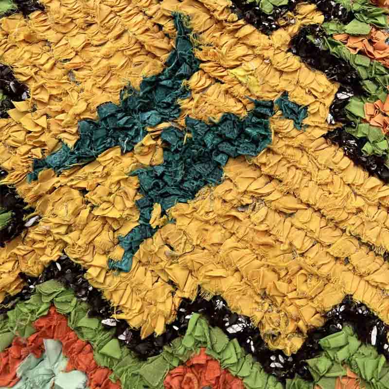 Marokkansk håndvævet Boucherouite tæppe med orange mønster, tæt