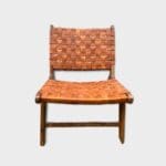 Håndlavet loungestol i valnøddetræ og sæde i flettet læder forfra