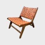 Håndlavet loungestol i valnøddetræ og sæde i flettet læder fra siden