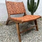 Håndlavet loungestol i valnøddetræ og sæde i flettet læder fra siden