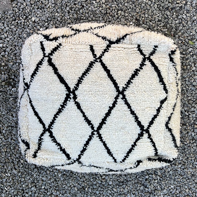 Firkantet marokkansk håndsyet gulvpude i uld med sort roder mønster, fra oven