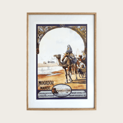Kunstværk af marokkanske mænd der rider på kameler
