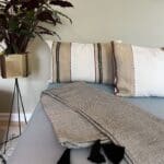 Håndvævede vintage kelim ourika pudebetræk i hvidt beige mønster på en sofa