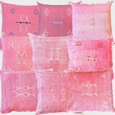 Alle varianten van de roze kussenslopen zijn gemaakt van cactuszijde.