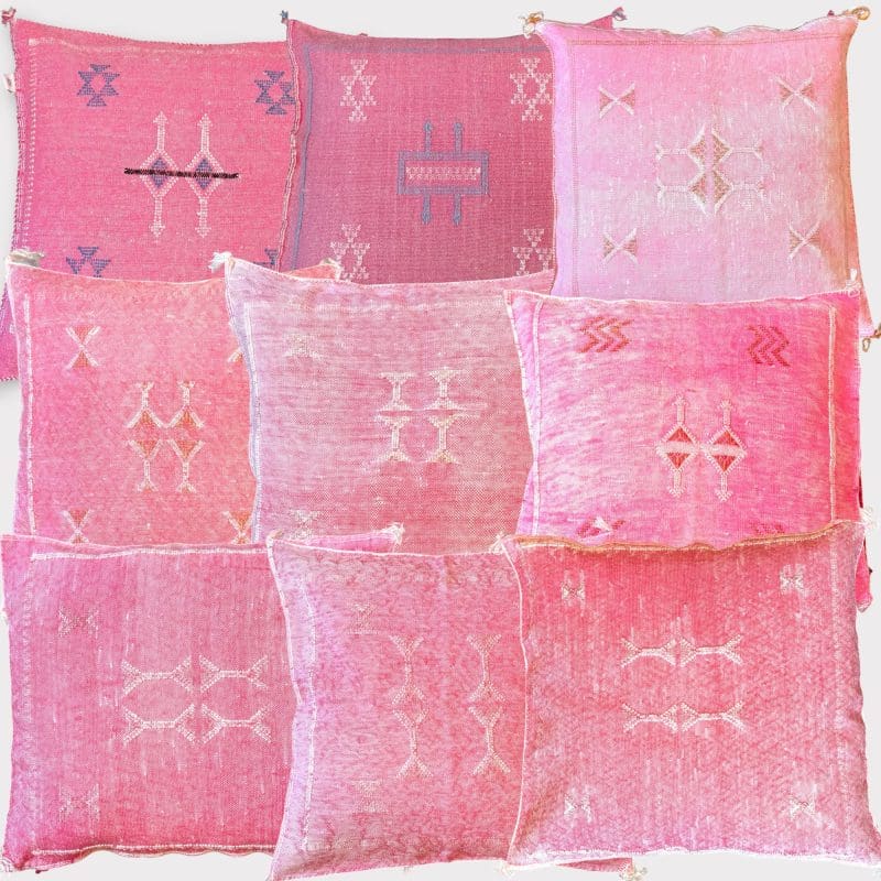 Alle varianten van de roze kussenslopen zijn gemaakt van cactuszijde.