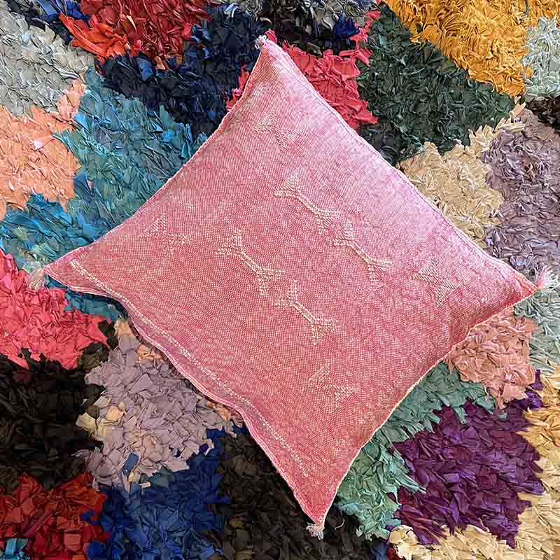 Marokkansk håndvævet kaktussilke pudebetræk i pink på boucheroite tæppe