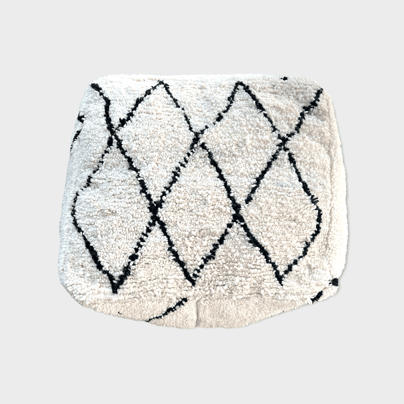 Firkantet marokkansk håndsyet gulvpude i uld med sort diamantmønster