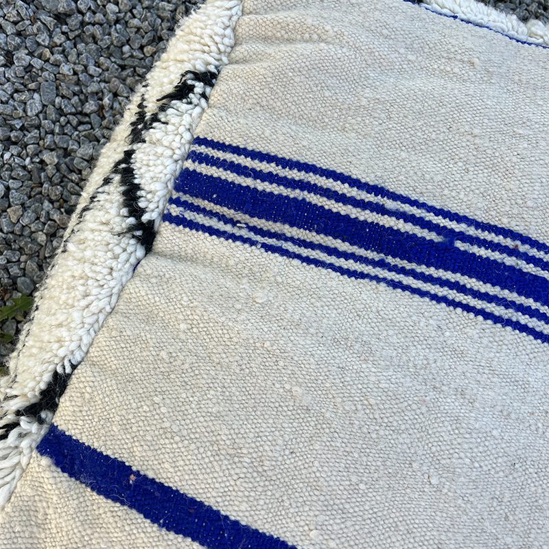 Firkantet marokkansk håndsyet gulvpude i uld med blå stribemønster