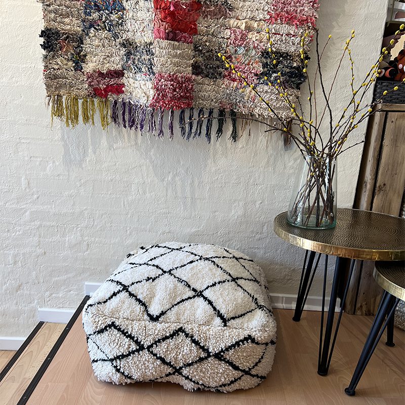 Firkantet marokkansk håndsyet gulvpude i uld med sort kvadratmønster, i stue