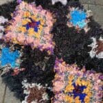 Marokkansk håndvævet Boucherouite tæppe i flerfarvet mønster med sorte toner