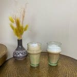 Marokkanske mundblæste beldi glas med kaffe i