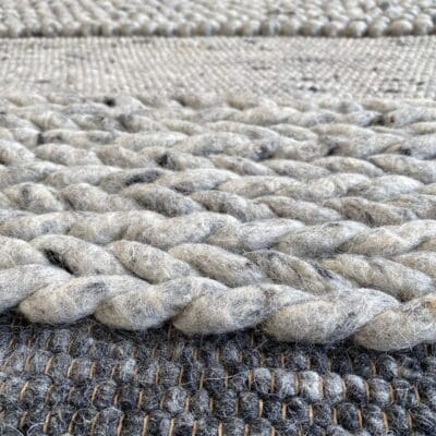 Marokkansk håndvævet tæppe i grå og beige nuancer med ulddetaljer, tæt
