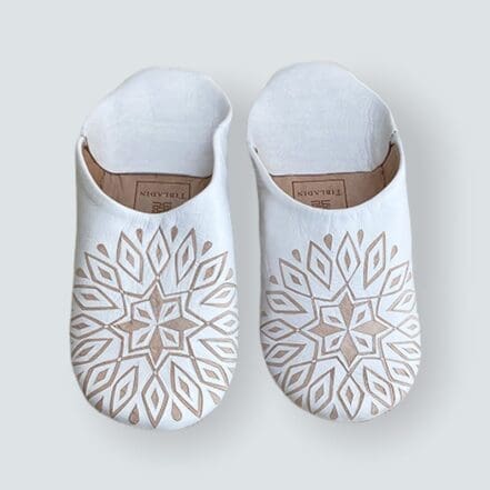 Slippers med spænder og rå kanter. Hvid main image 0
