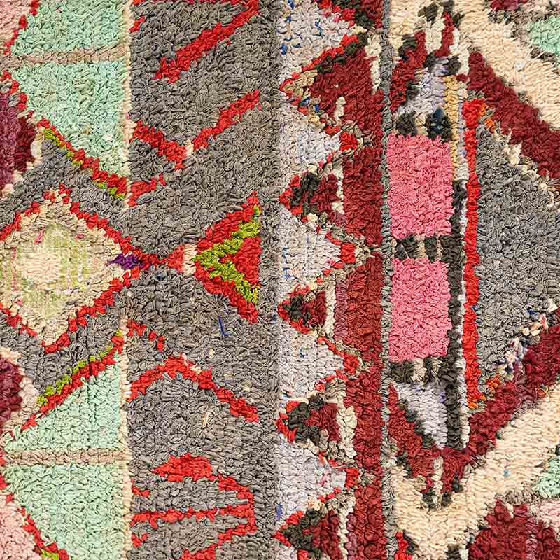 Håndvævet boucherouite tæppe i flerfarvet mønster med beige toner, tæt