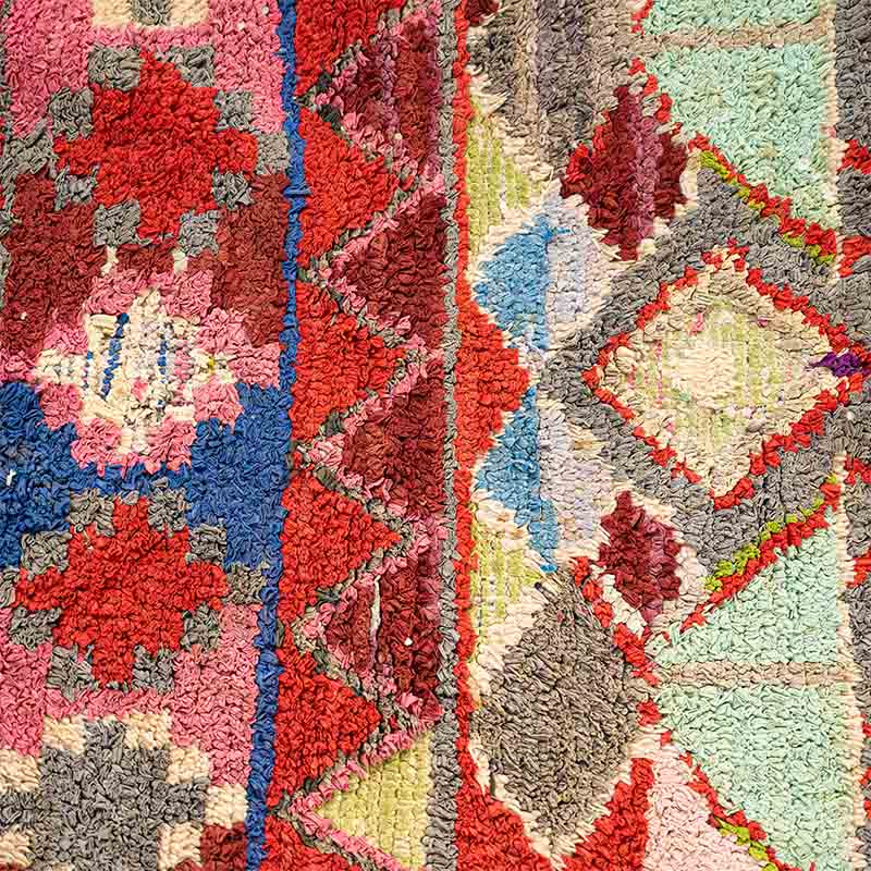 Håndvævet boucherouite tæppe i flerfarvet mønster med røde toner, tæt