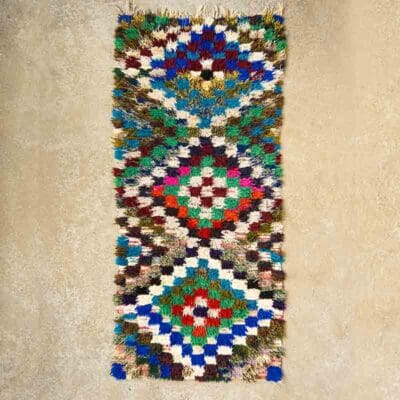 Håndvævet boucherouite tæppe i flerfarvet marokkansk mønster med grønne toner