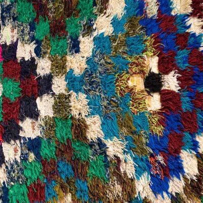 Håndvævet boucherouite tæppe i flerfarvet marokkansk mønster med grønne toner, tæt