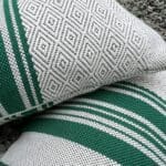 Aflange håndvævede puder med marokkansk mønster og grønne striber tæt