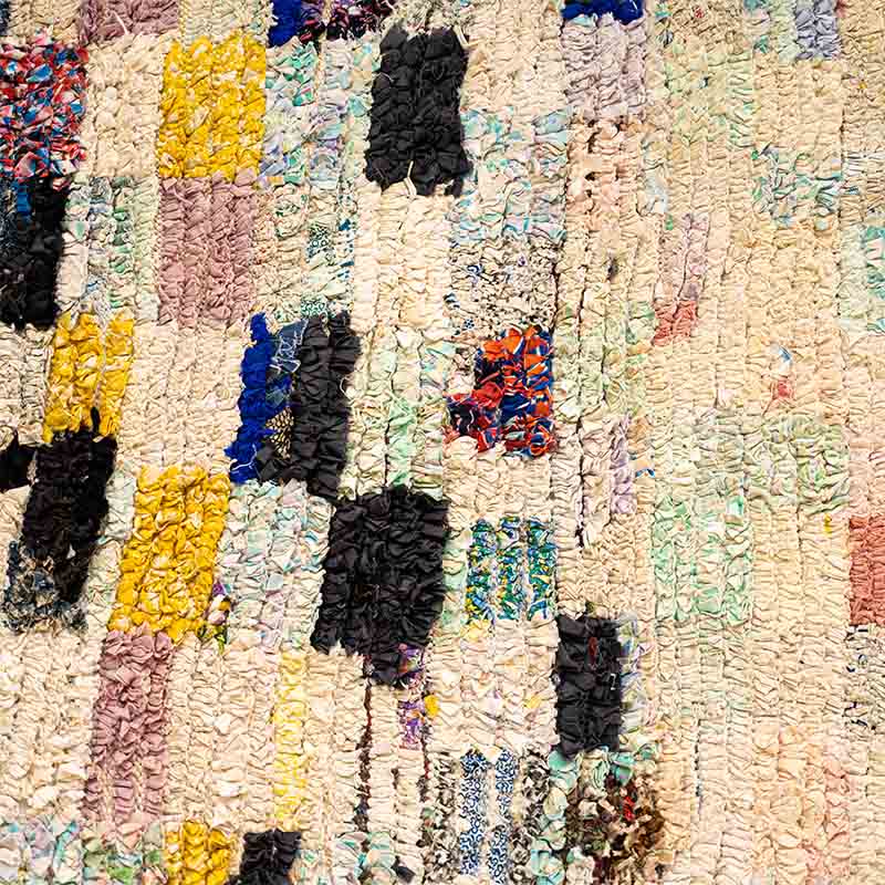 Marokkansk håndvævet Boucherouite tæppe i flerfarvet mønster, tæt