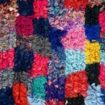 Håndvævet boucherouite tæppe i flerfarvet firkantet mønster, tæt