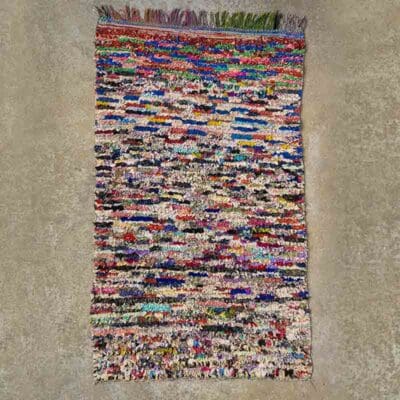Marokkansk håndvævet Boucherouite tæppe med kvaster på siderne i flerfarvet mønster