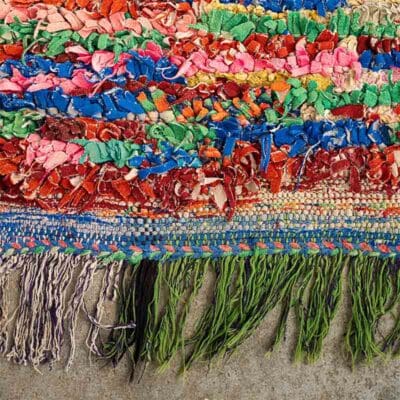 Marokkansk håndvævet Boucherouite tæppe med kvaster på siderne i flerfarvet mønster
