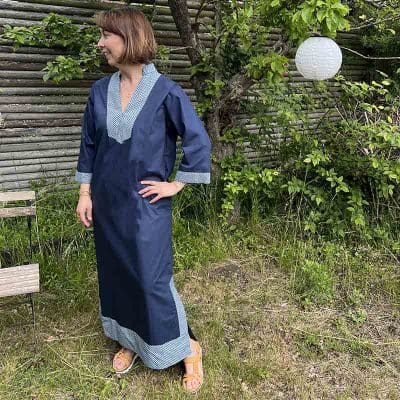 Modèle en robe marocaine tissée à la main en bleu foncé