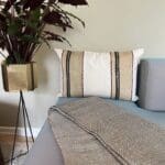 Håndvævet vintage kelim ourika pudebetræk i hvidt beige mønster på hjørnet af en sofa