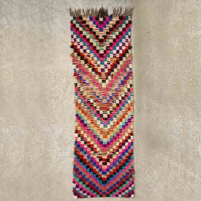 Langt håndvævet boucherouite tæppe i flerfarvet pile mønster med pink toner