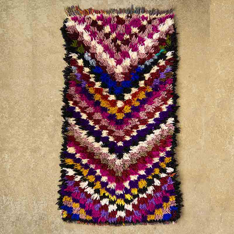 Håndvævet boucherouite tæppe i flerfarvet pile mønster, fra oven