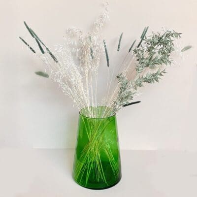 Håndlavet grøn beldi vase med blomster i
