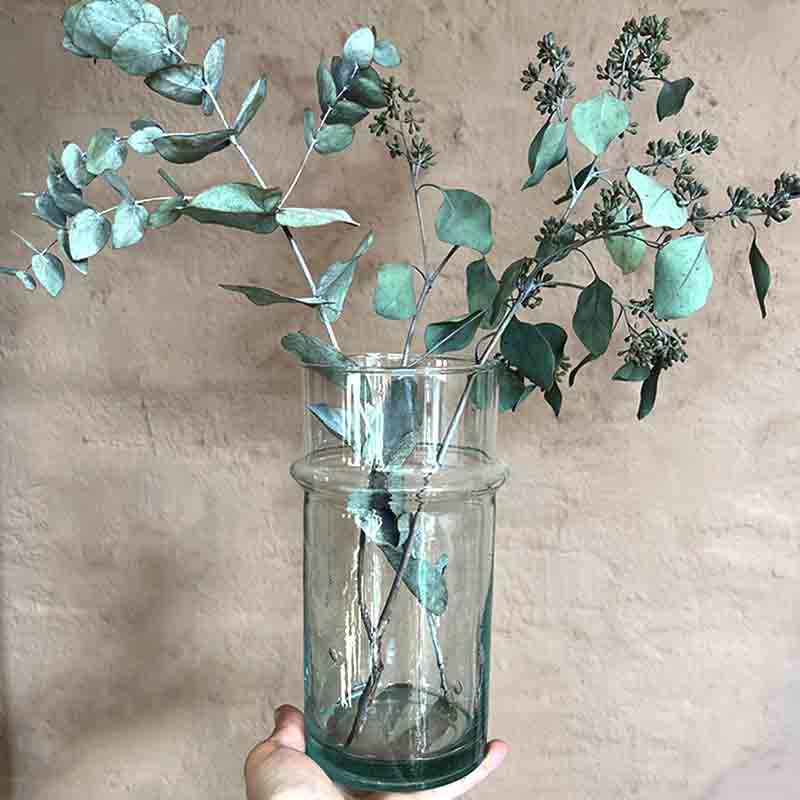 Lille håndlavet transparent beldi vase med grønne blomster i