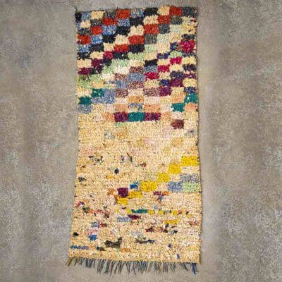Håndvævet boucherouite tæppe i flerfarvet marokkansk mønster i beige toner