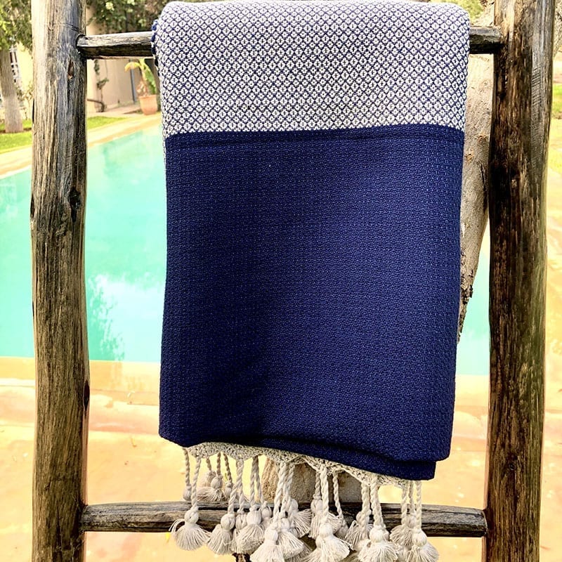 Marokkansk håndvævet hammam håndklæde i blå med hvidt marokkansk mønster