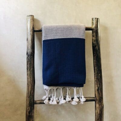 Marokkansk håndvævet hammam håndklæde i blå med hvidt mønster