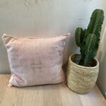 Marockanskt handvävt kuddfodral av kaktussilke i rosa färg med rosa detaljer