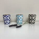 tre marokkanske håndlavede krus i hvid med stribemønster i blå, lyseblå og sort