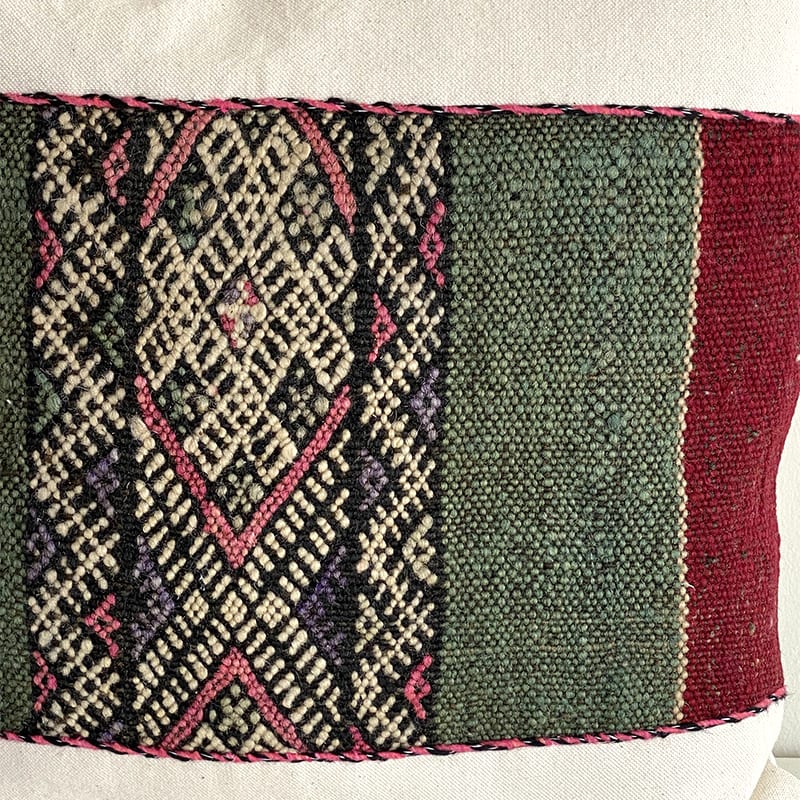 Håndlavet pudebetræk med marokkansk mønster i røde og grønne nuancer med beige pompon på den ene kant, motiv 4, tæt