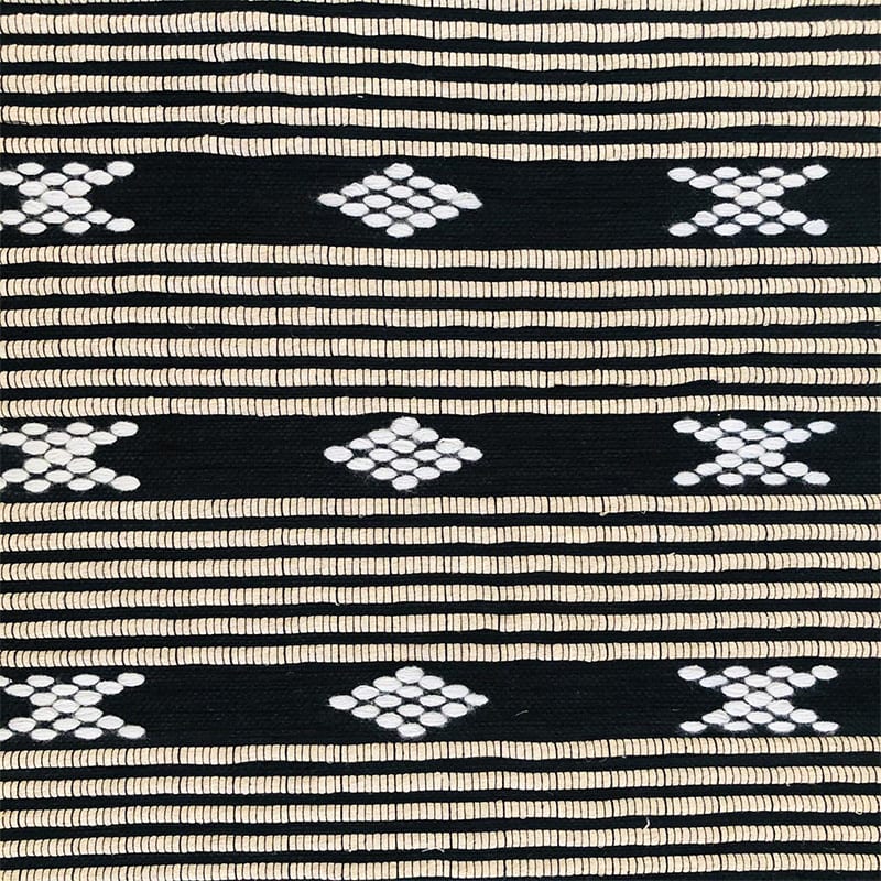 Håndvævet bomuldstæppe i sort med marokkansk stribe og prikmønster i brune og hvide nuancer med brune kvaster, tæt