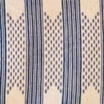 Håndvævet bomuldstæppe i beige med marokkansk stribe og prikmønster i blå nuancer, tæt