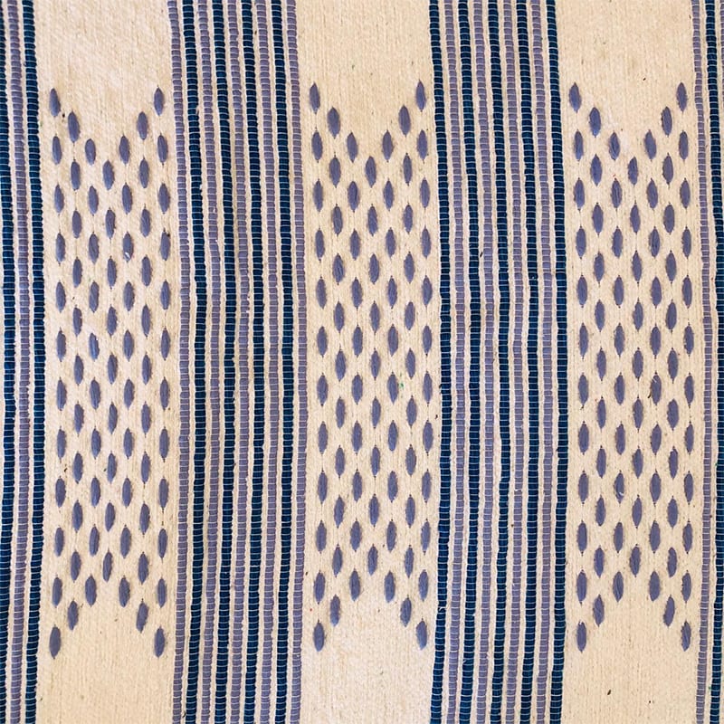 Håndvævet bomuldstæppe i beige med marokkansk stribe og prikmønster i blå nuancer, tæt