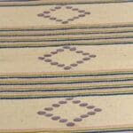 Håndvævet bomuldstæppe i beige med marokkansk roder og stribemønster flere farver, tæt
