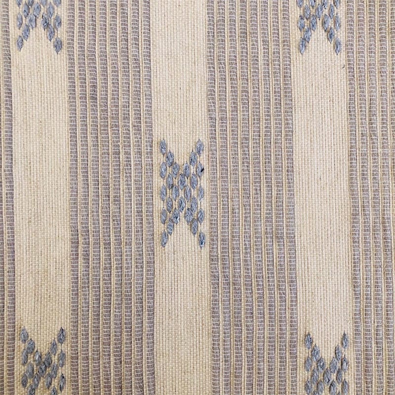 Håndvævet bomuldstæppe i hvid med marokkansk stribe og prikmønster i lyseblå med brune kvaster, tæt