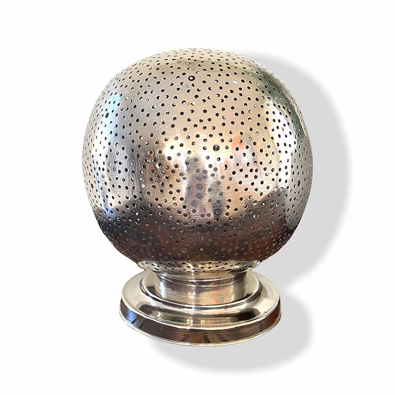 Marokkansk håndlavet bordlampe i sølvmetal med enkelt hulmønster, slukket, tæt