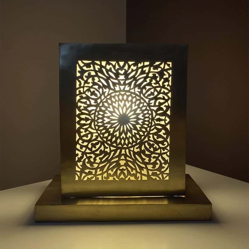 Marokkansk håndlavet bordlampe af guldmetal med marokkansk mønster
