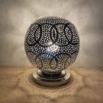 Marokkanske håndlavet bordlampe i sølvmetal med sammensatte ringe mønster, tændt