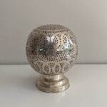 Marokkansk håndlavet bordlampe i sølvmetal med cirkelmønster